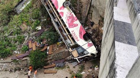 Autobús lleno de músicos cae por un barranco en India; hay al menos 13 muertos